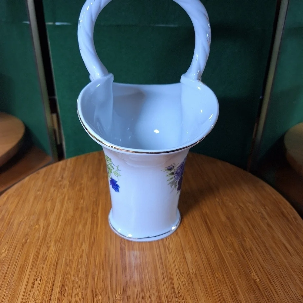 Porcelain basket